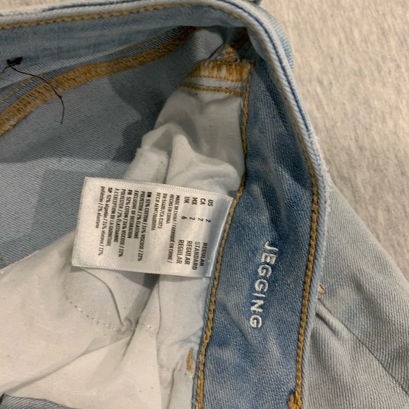 American Eagle Light Wash Ripped Jeggins - Picture 4 of 6